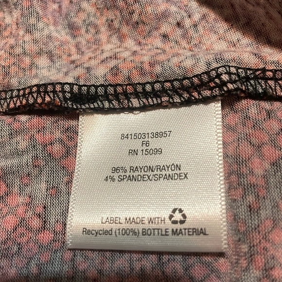 Women’s Simply Emma multi color design high/low short sleeve Summer top. Sz 2X - Picture 6 of 7